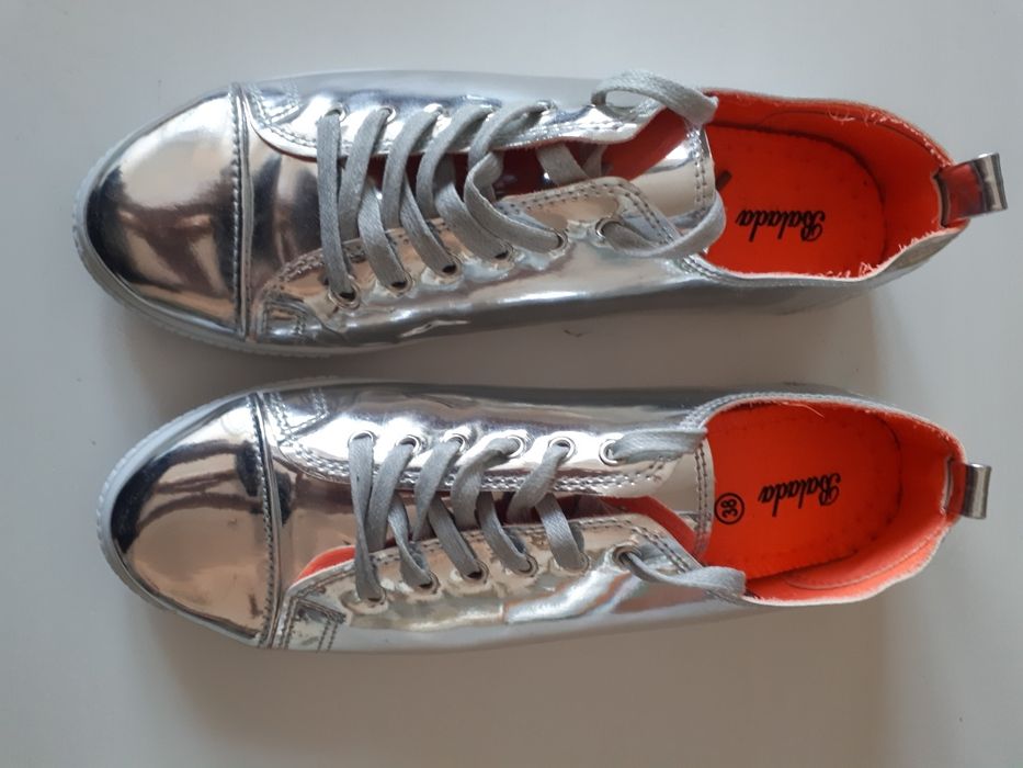 Całe w srebrze! Metaliczne holograficzne buty 38