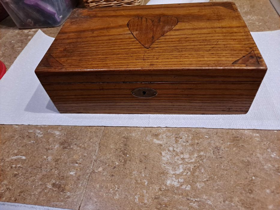 Stara drewniana kasetka, szkatułka pięknie rzeźbiona i zdobiona.