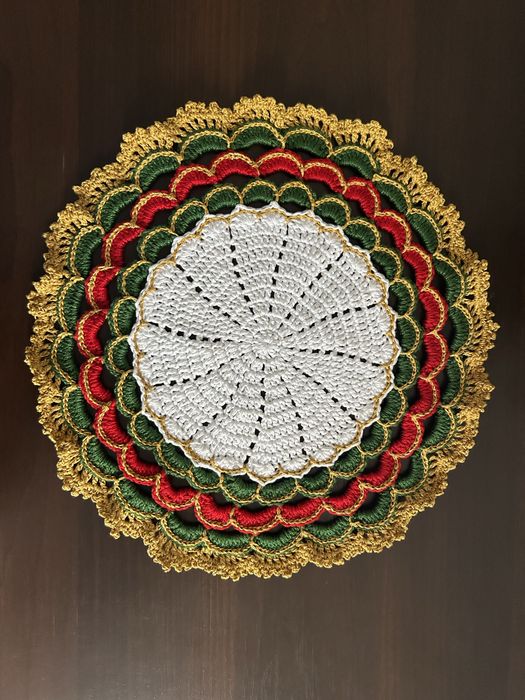 Serwetka świąteczna na szydełku, średnica 30 cm