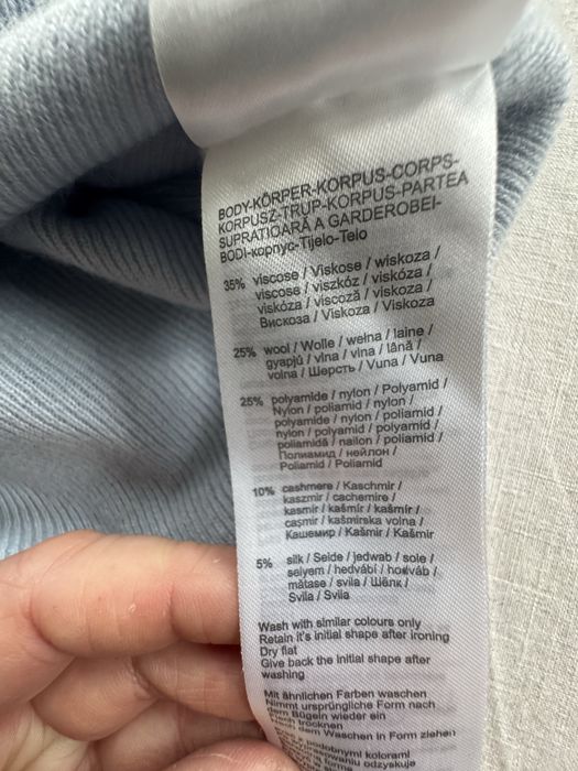 Sweter z obszernym golfem