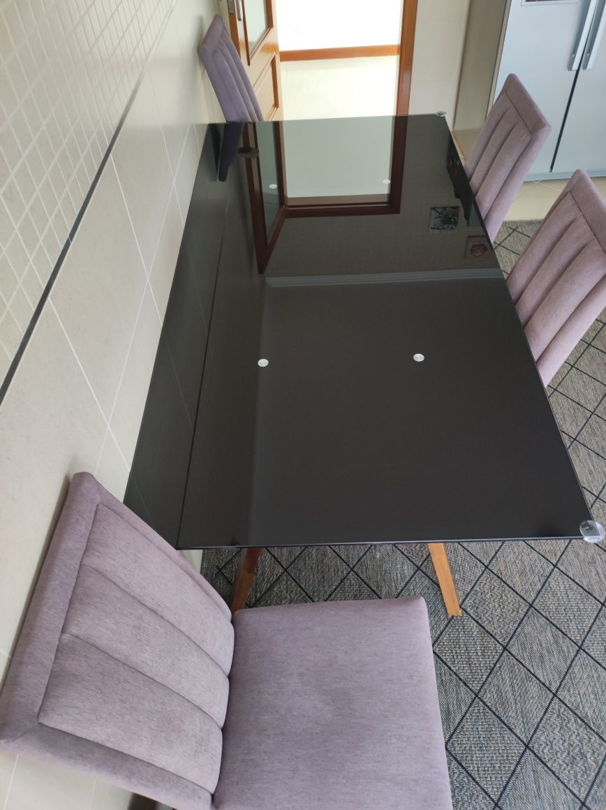 Mesa de jantar com tampo em vidro preto temperado+ 4 cadeiras