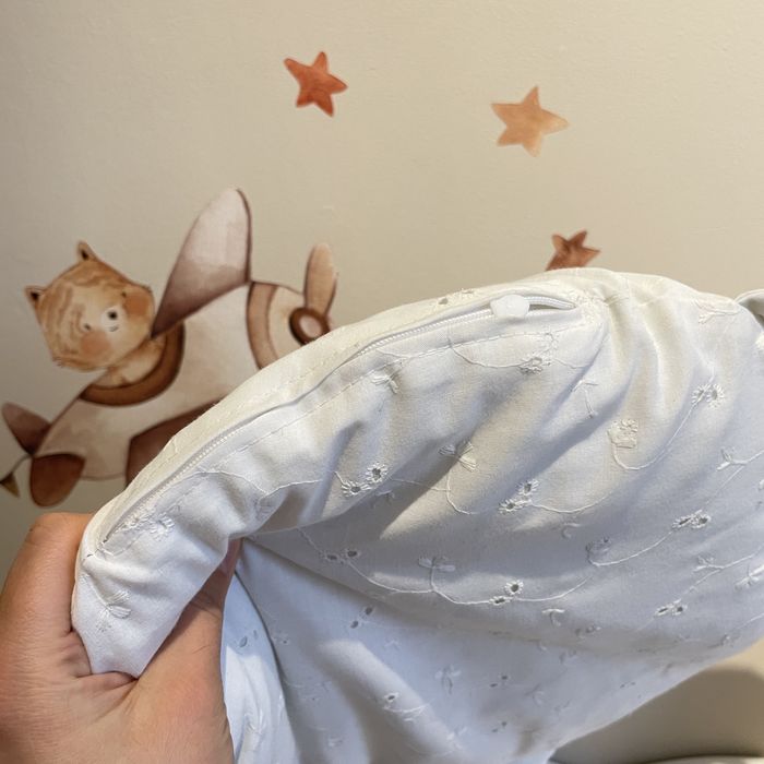 Poduszka płaska biała miś z kokardką ażurowa