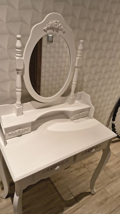 Toaletka biała zadbana