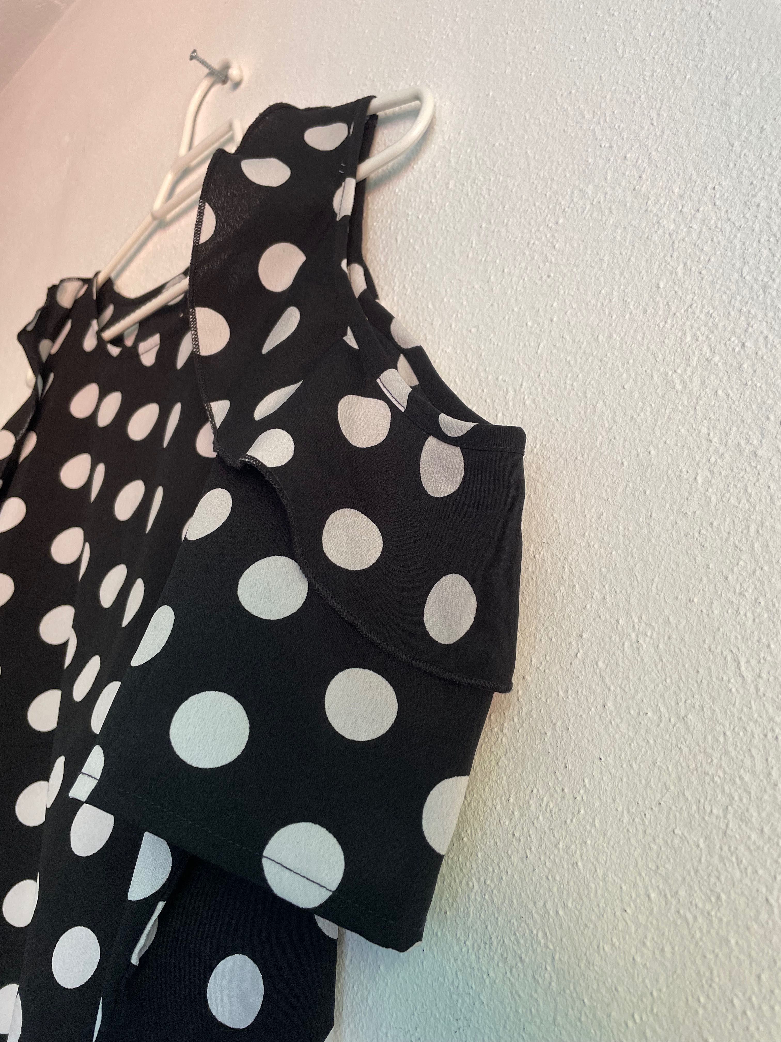 Blusa preta c/ bolas brancas