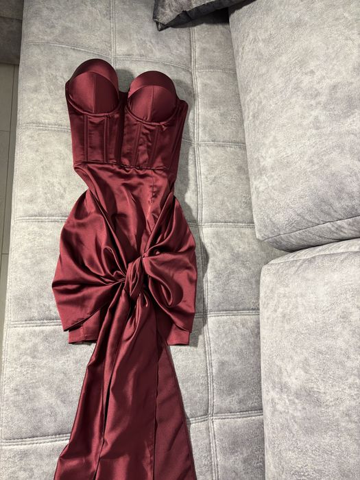 Бордовое корсетное платье