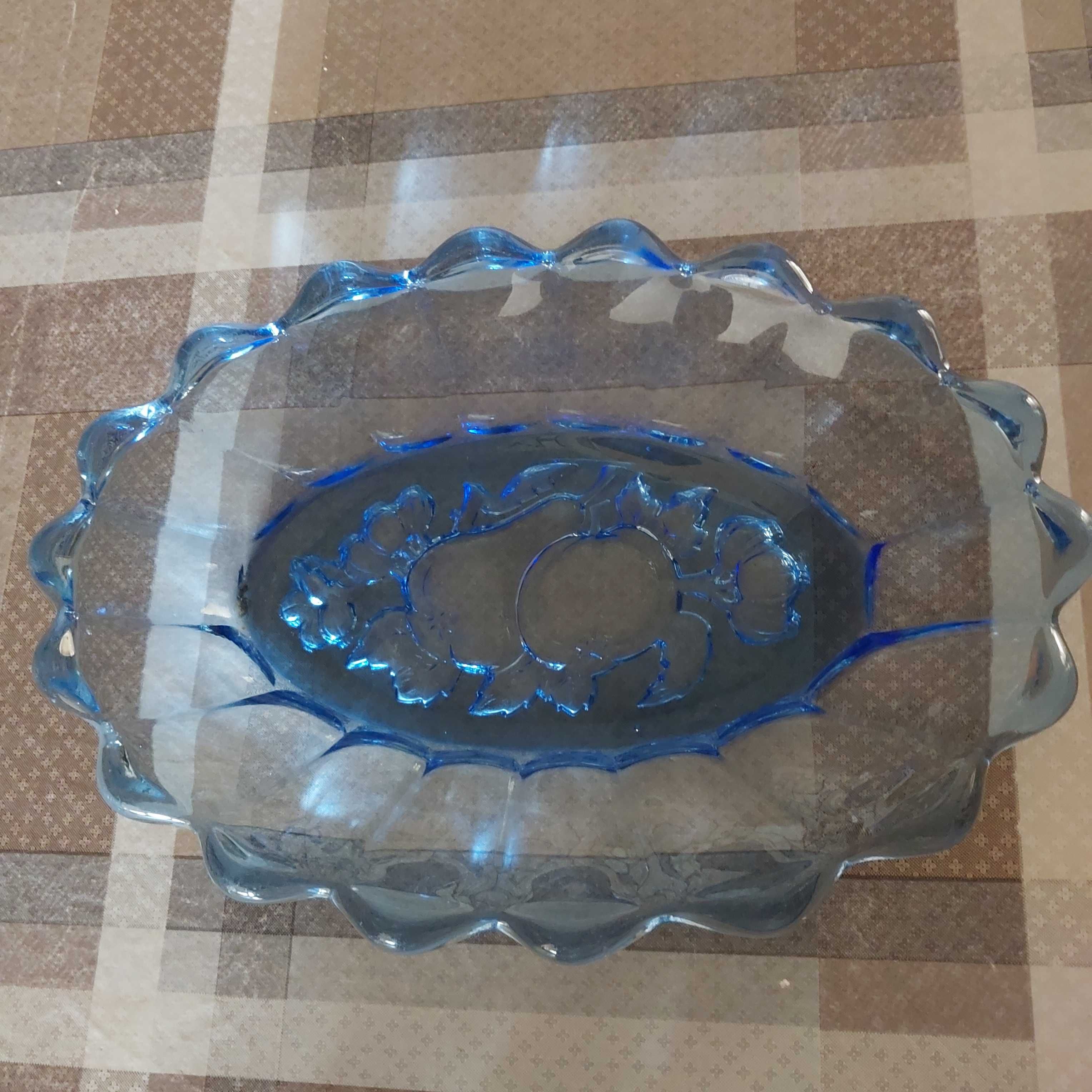 Taça em vidro azul ovalada