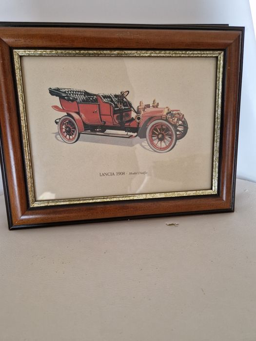 Quadros antigos com réplicas de carros