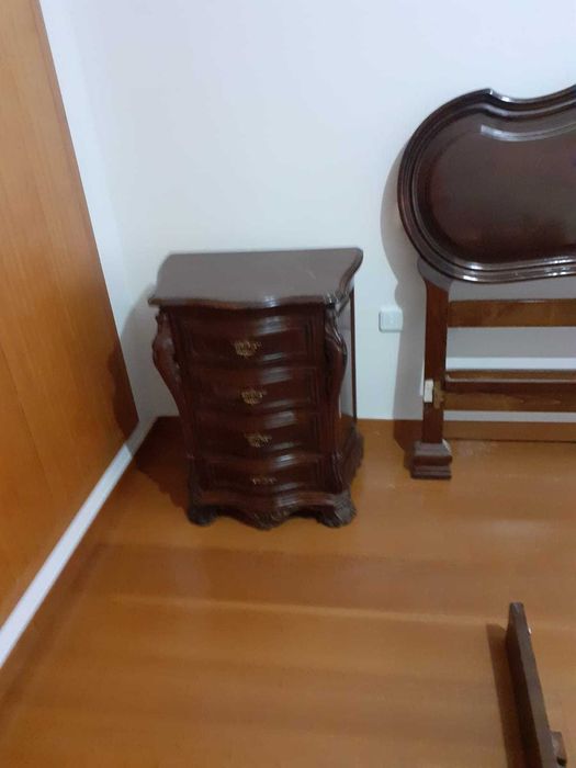 Cama de Casal, duas Mesas de Cabeceira e Cómoda