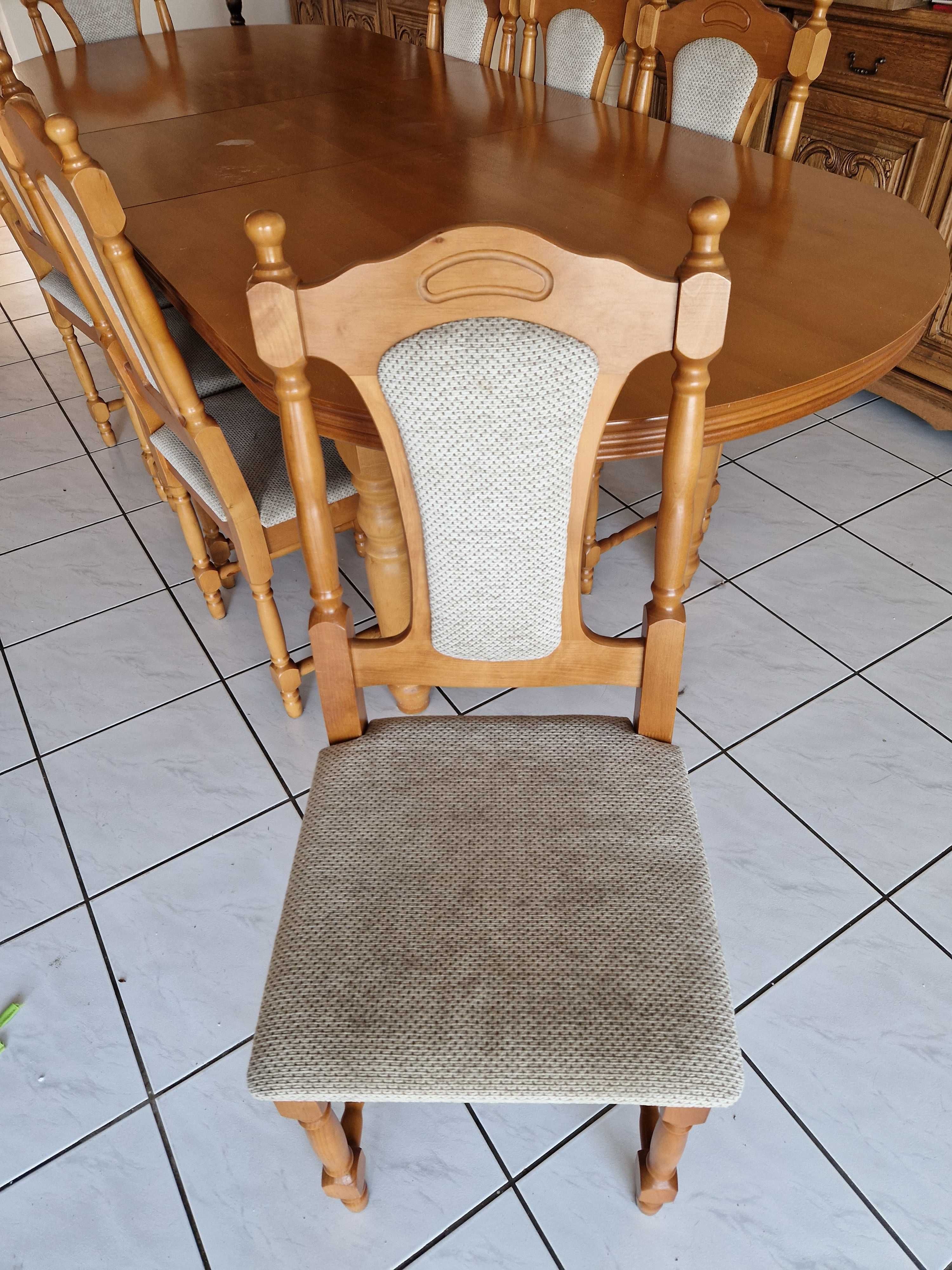 Stół i osiem krzeseł