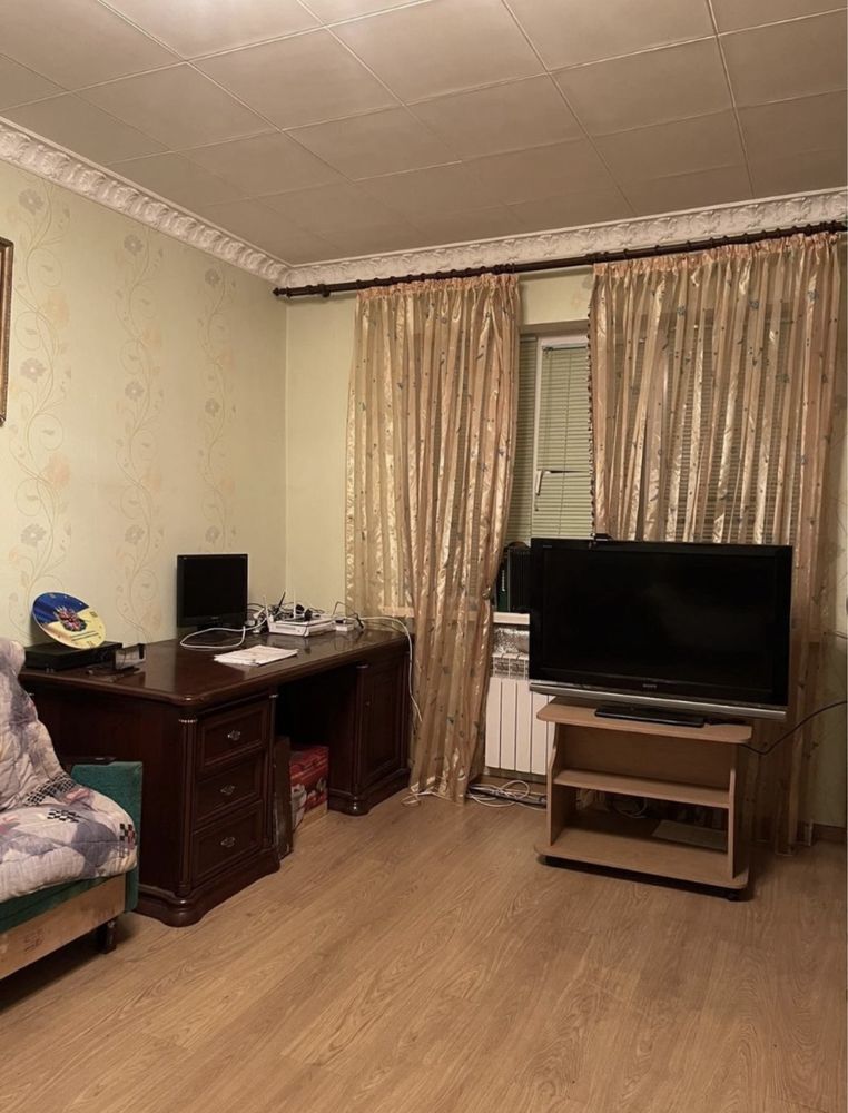 Продається окремий будинок в пригороді.