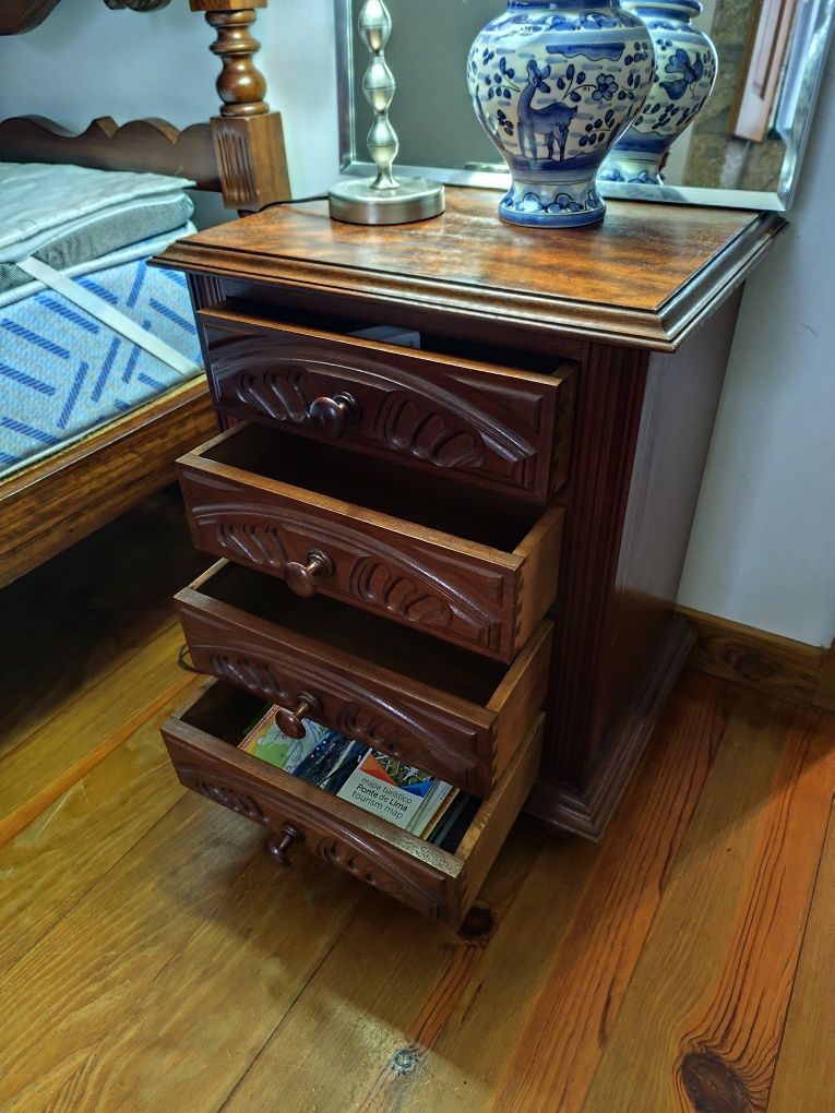 Mesa de cabeceira maciça