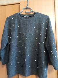 Нарядный серый свитер с жемчугом Zara