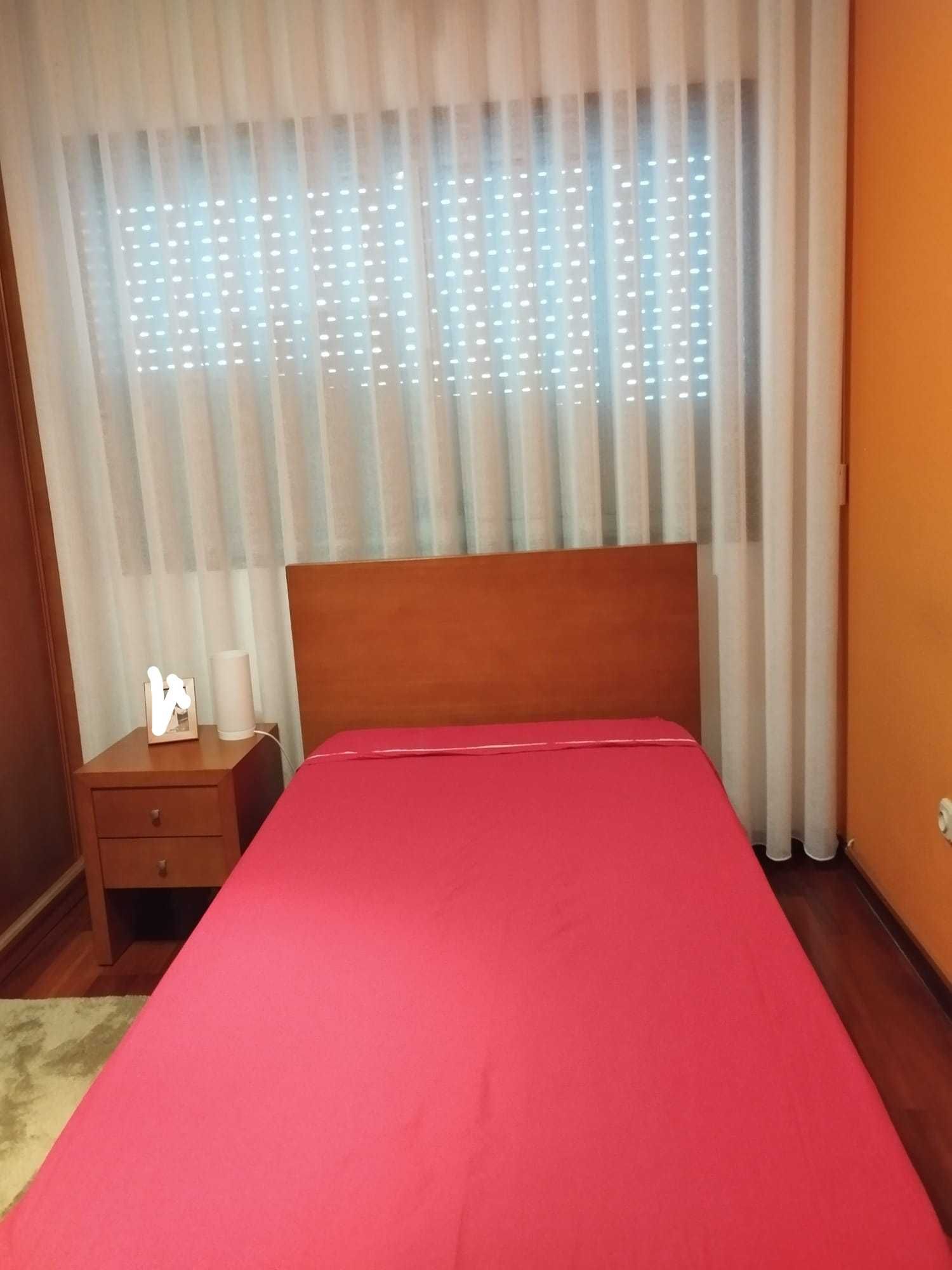 Cama em madeira e mesinha