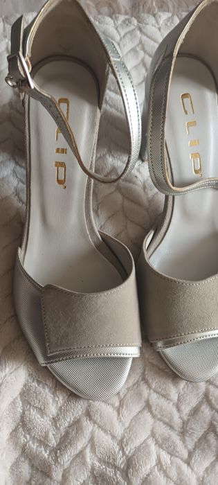 Sandálias em pele prateadas NOVAS