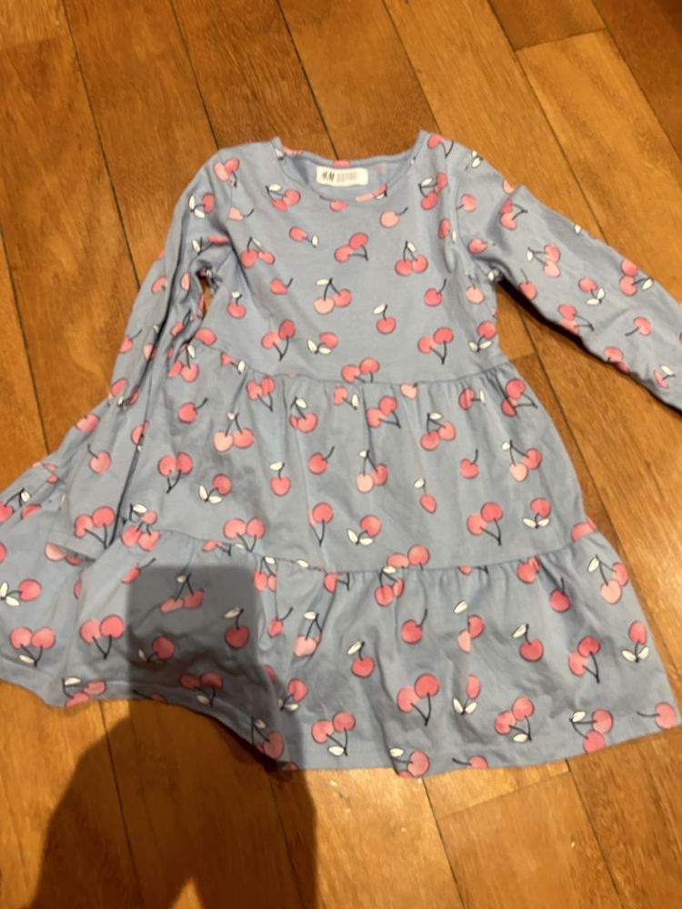 colete H&M em rosa vestido mango