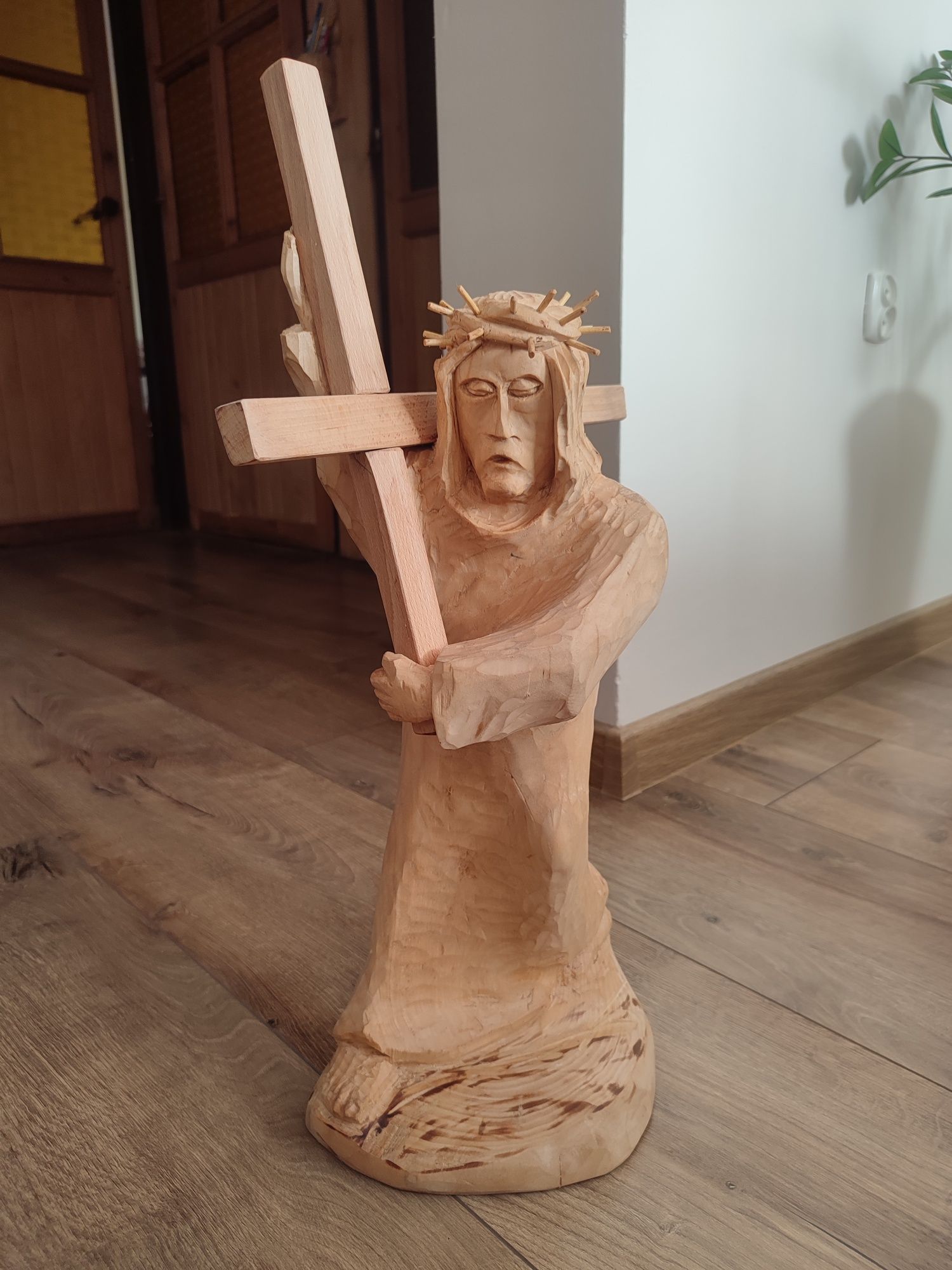 Rzeźba "Jezus niosący krzyż"