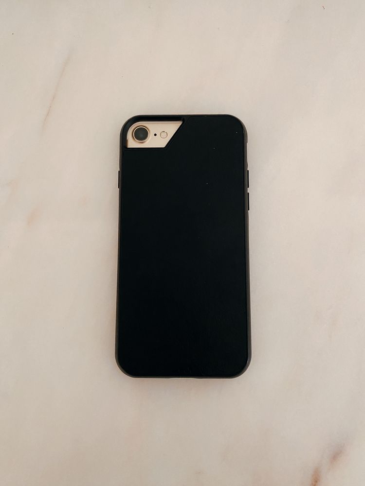 iPhone 7 com capa e protetor de ecrã