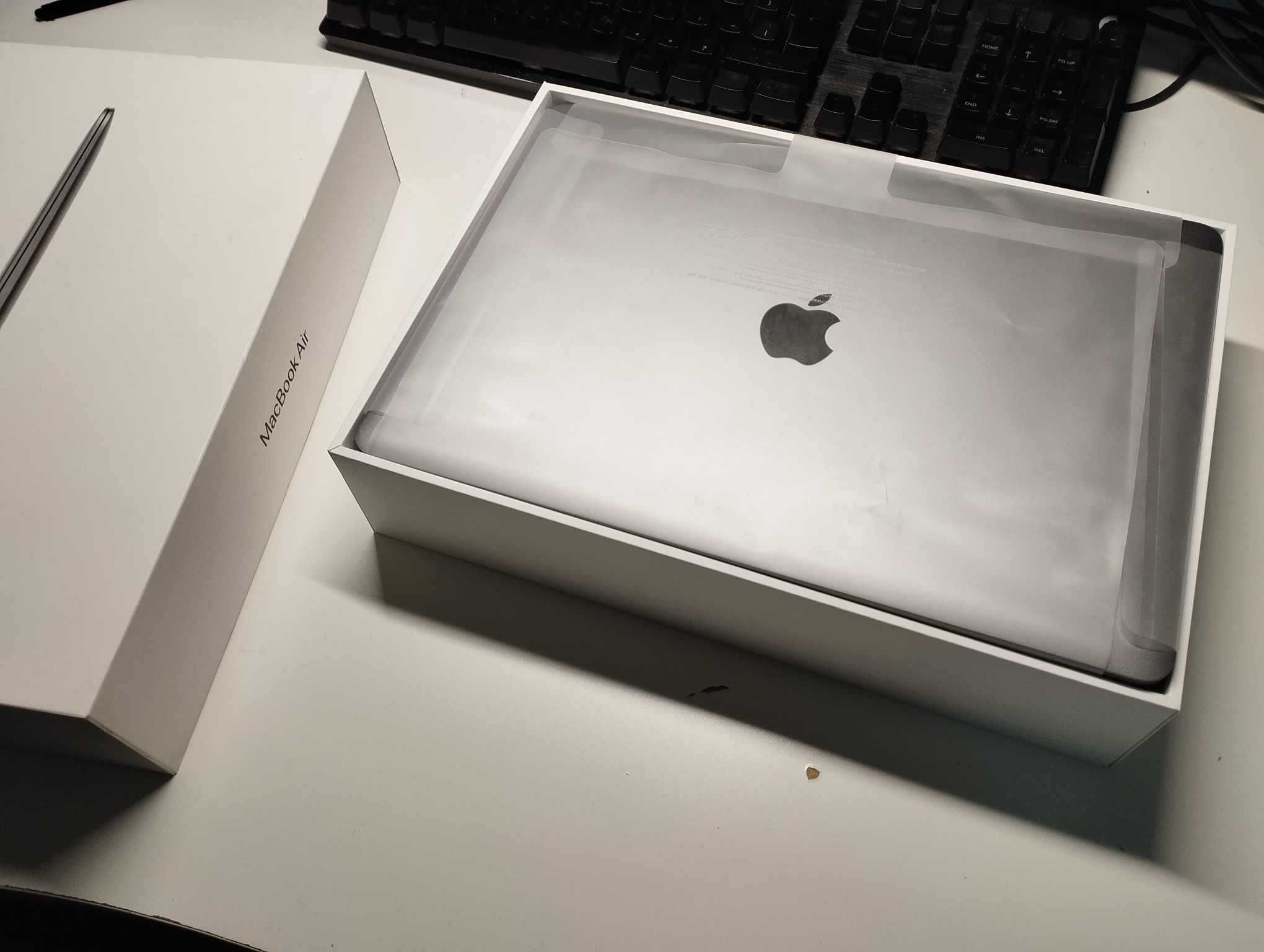 Piękny Laptop Macbook Air z 2022 8 GB / 256 GB Jak nowy + pudełko