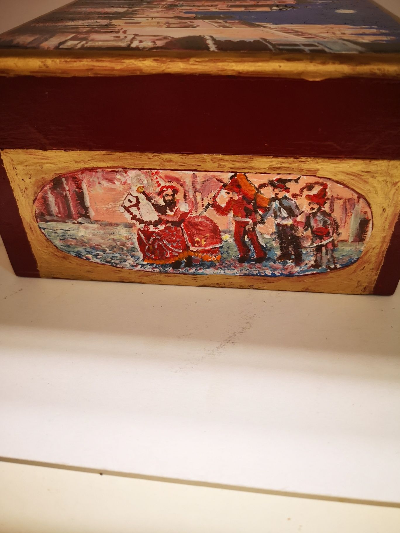 Drewniane pudełko z namalowanym kościołem Mariackim