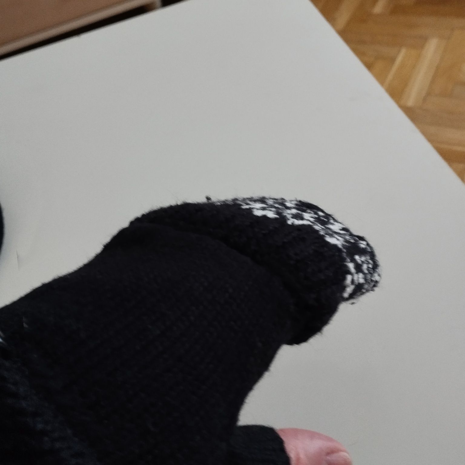 Długie rękawiczki bez palców z czapeczką na palce.