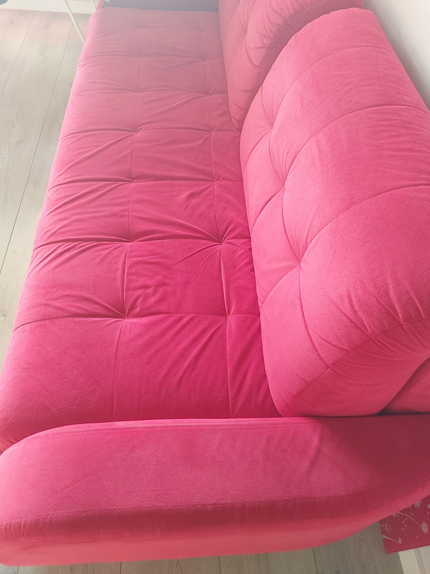 Czerwona sofa pikowana