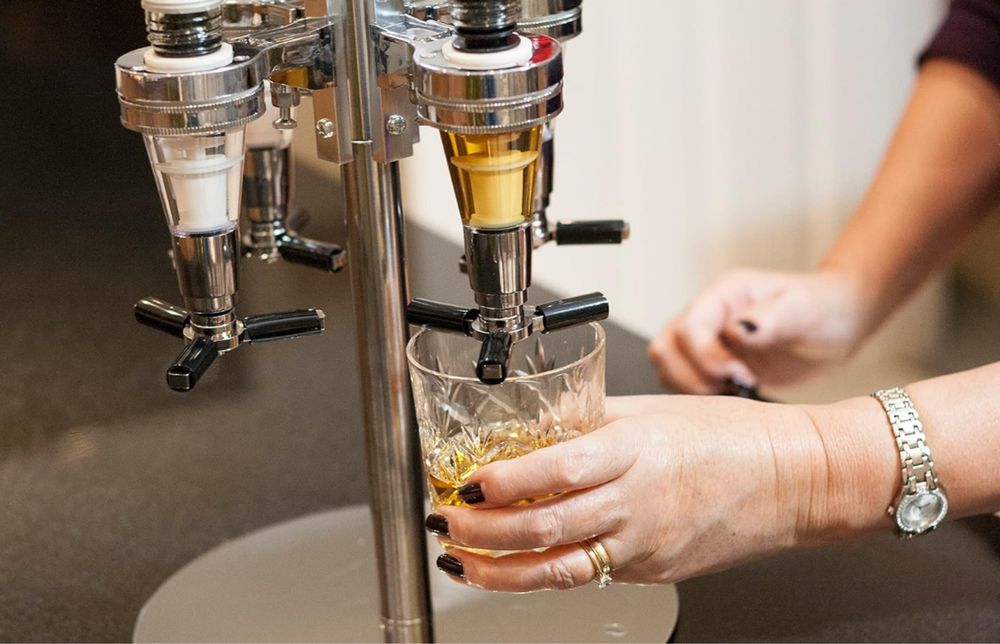 Obrotowy uchwyt na 4 butelki barowe i dozownik alkoholu