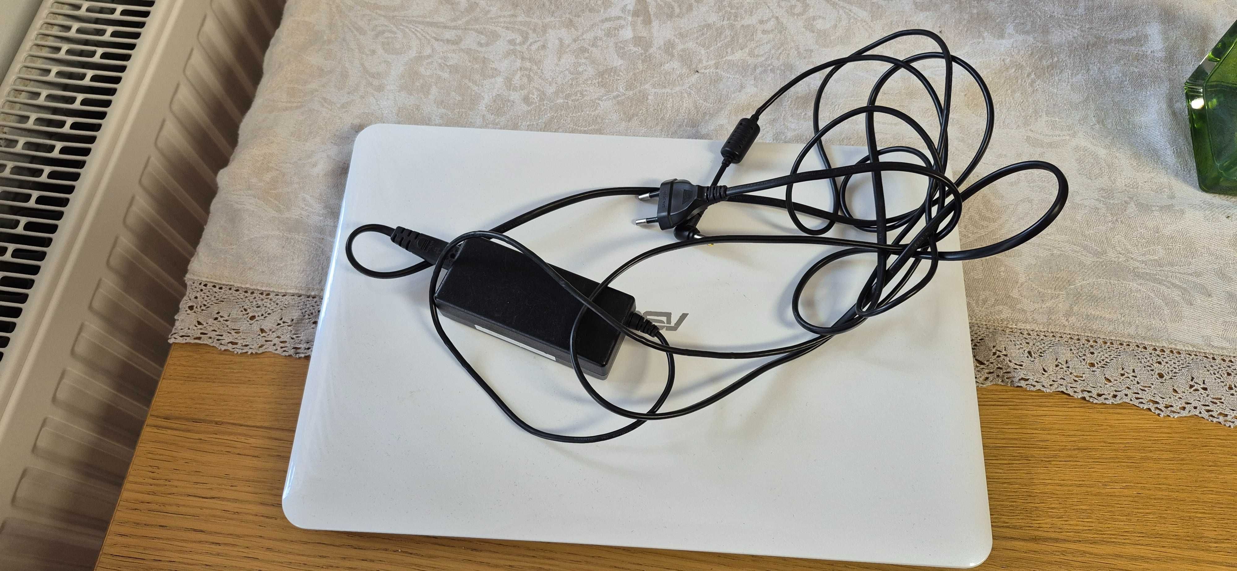 Laptop Asus A555L sprawny z ładowarką. Stan BDB