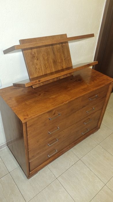 Продам комод,подвесные полочки, кушетку