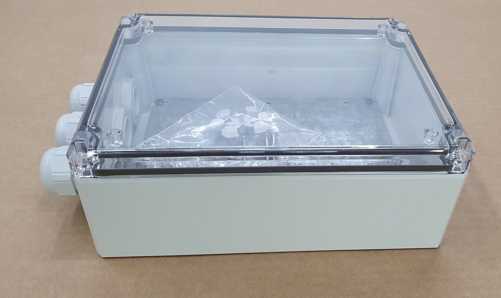 Caixa eléctrica com tampa transparente