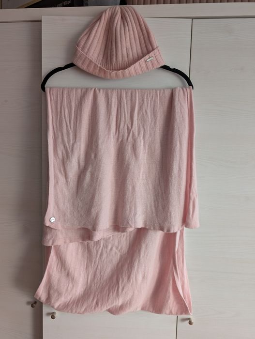 Różowa czapka i szal, Piumo