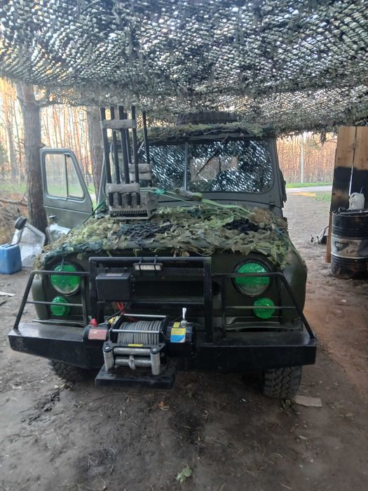 Уаз  з лебідкою, на повному ходу