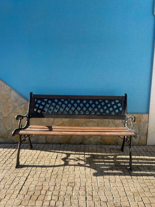 Banco de Jardim em Ferro Fundido e Madeira
