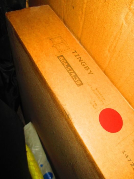 nowy stolik kawowy na kółkach ikea tingby , czerwony w opakowaniu