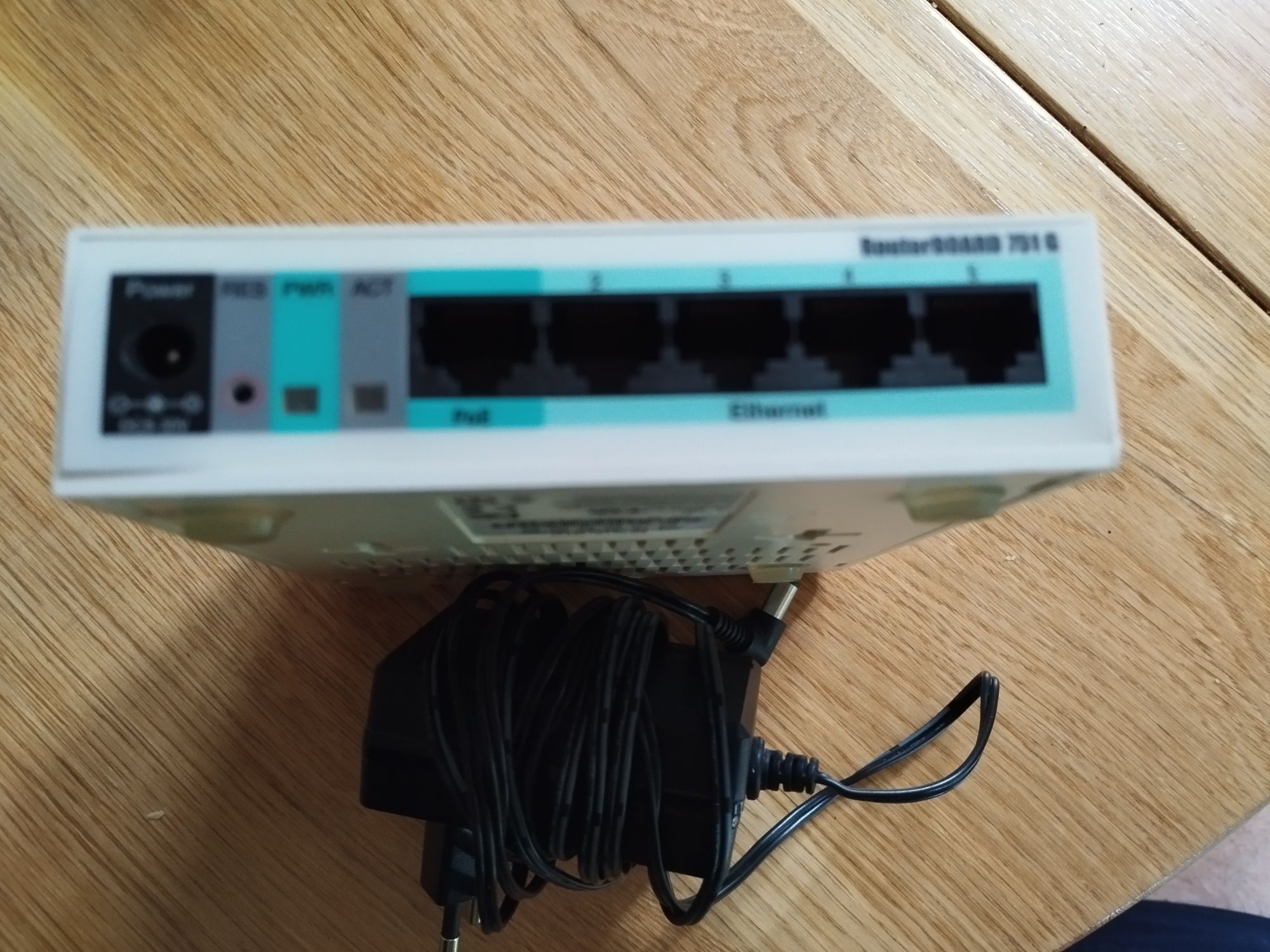 Router MikroTik RB751G-2HnD