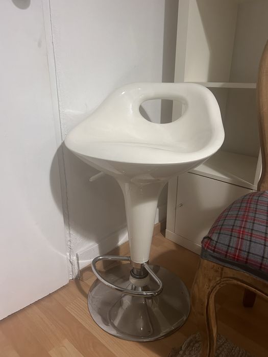 Banco branco ajustavel em altura