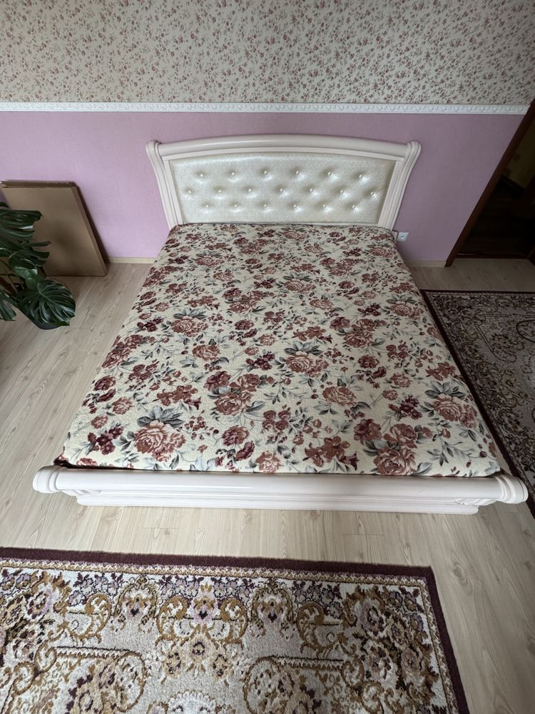 Ліжко двохспальне натуральне дерево