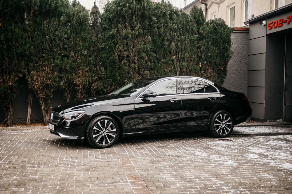 Auto do ślubu Mercedes E klasa czarna limuzyna Kalisz Ostrów