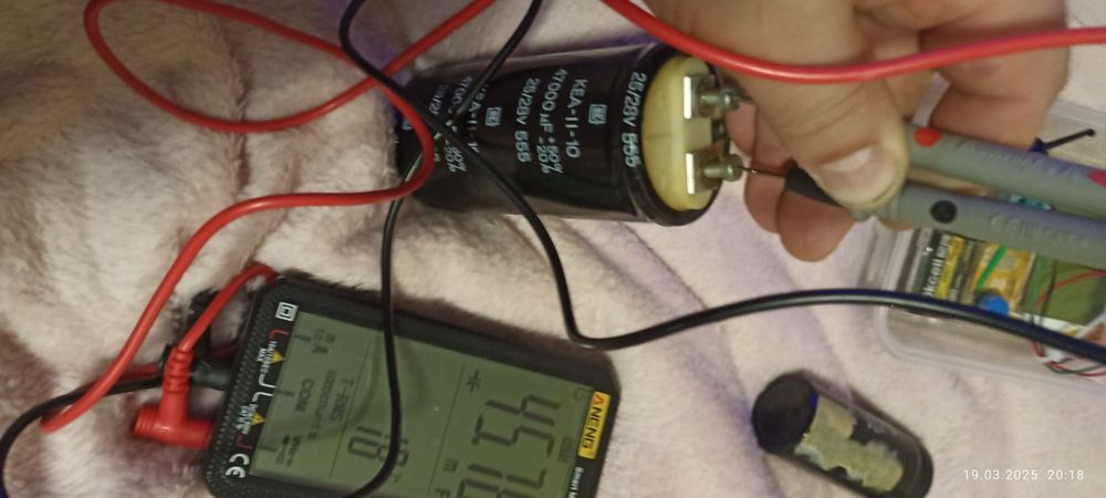 Електролітичний конденсатор.на 4700 мкф.4.700 та на 470.siemens