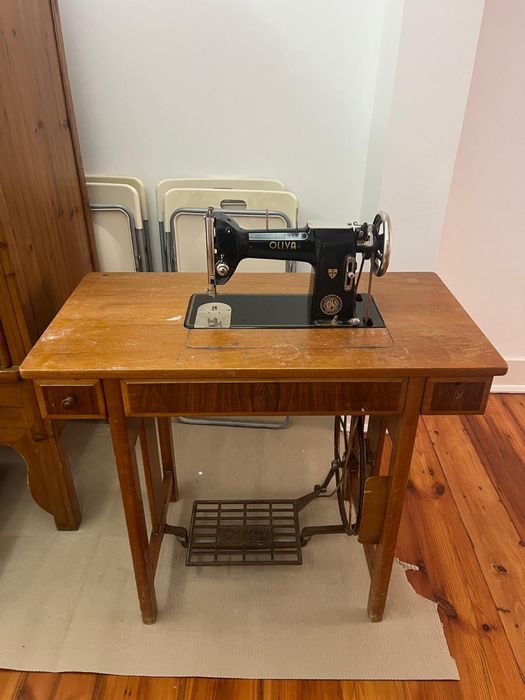 Mesa de costura e máquina Oliva