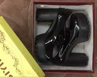 Новые кожаные лаковые ботинки на каблуке (350 грн)