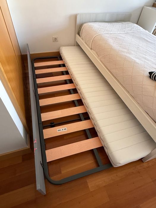 Cama individual do segunda cama em gavetão