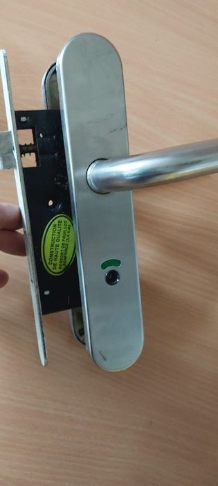 Klamki z zamkami do łazienek.