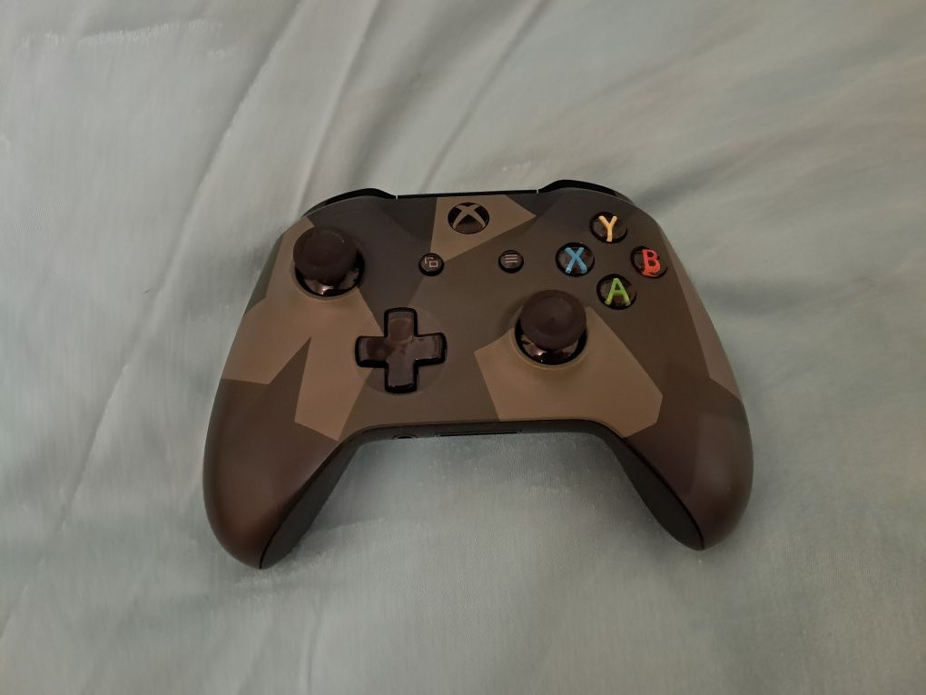 XBOX One X 1tb z padem
