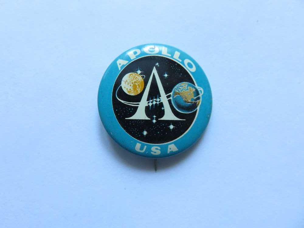 Metalowa wpinka Apollo USA z okresu PRL