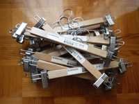 Cabides de pinças Bumerang IKEA em madeira e metal - Cruzetas Novas
