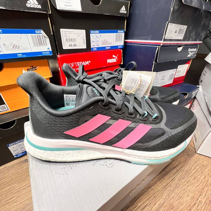 Гуртовий продаж стокового брендового взуття.