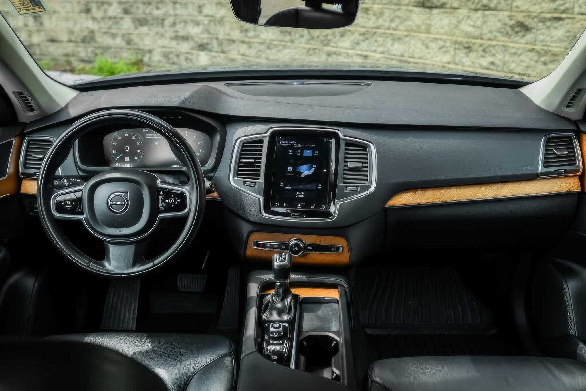 2021 Volvo XC90 T6 Momentum 7-Passenger AWD