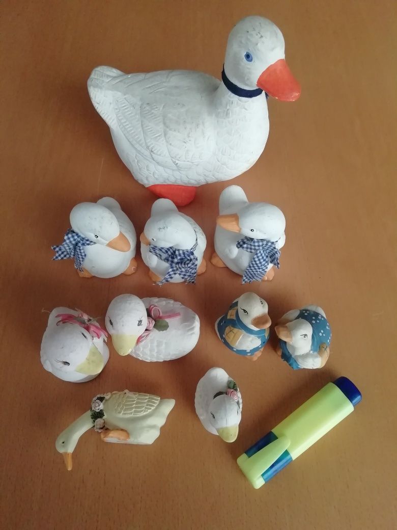 Conjunto de patos em loiça.