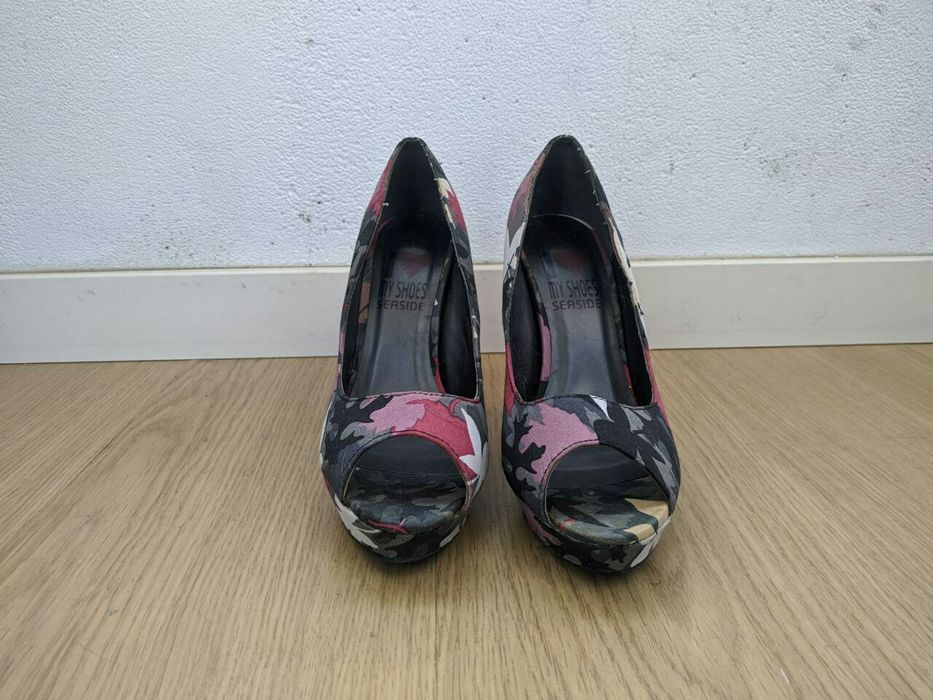 Sapatos floridos de verão