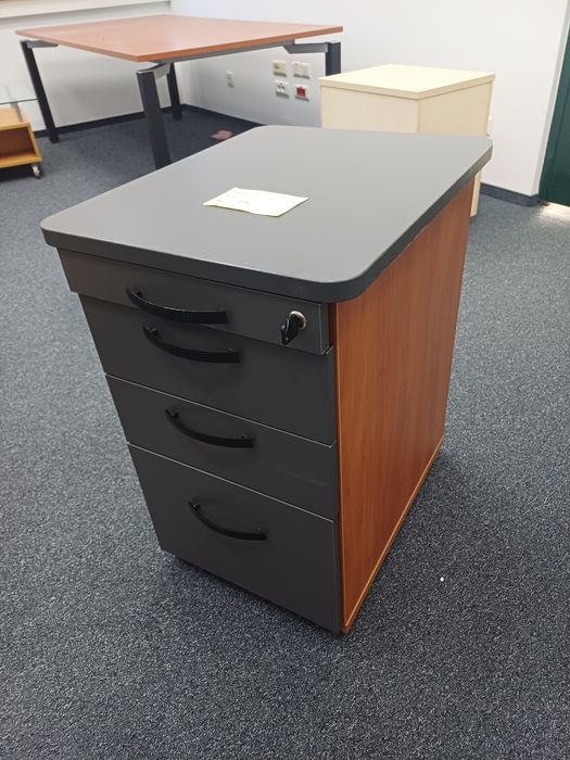 Kontener przybiurkowy z piórnikiem